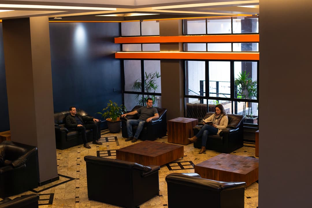 Lounge elegante com sofás e poltronas confortáveis