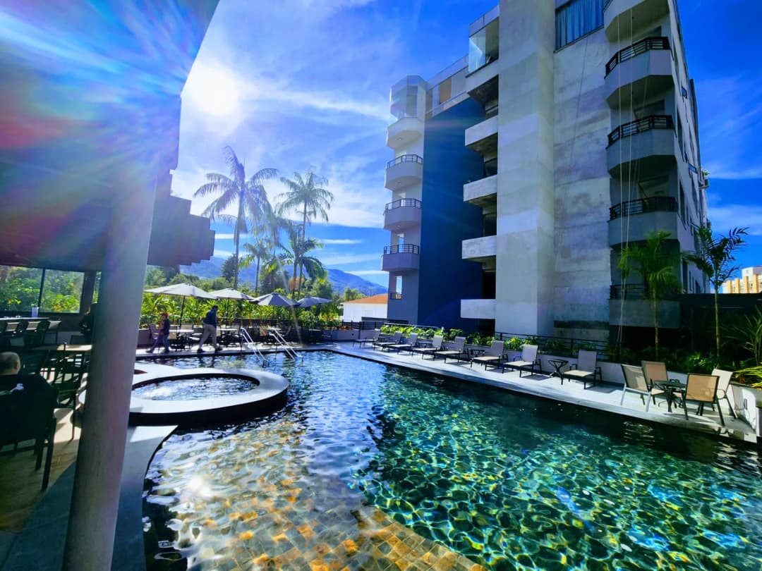 Bar da piscina com drinks e porções